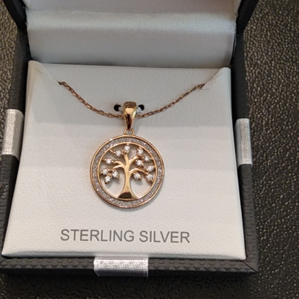 Women's necklace